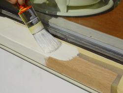 लकड़ी की खिड़कियों को बाहर और अंदर पेंट करने के लिए मुझे कैसे और किस पेंट का उपयोग करना चाहिए?