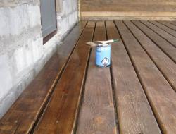 बरामदे पर लकड़ी के फर्श का इलाज कैसे करें - एक रचना चुनना
